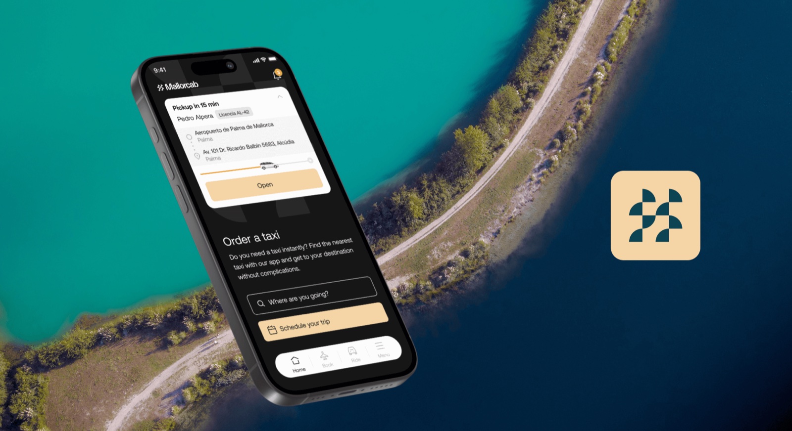 App Mallorcab en un iPhone: seguimiento del conductor y solicitud de taxi sobre un paisaje de la isla.