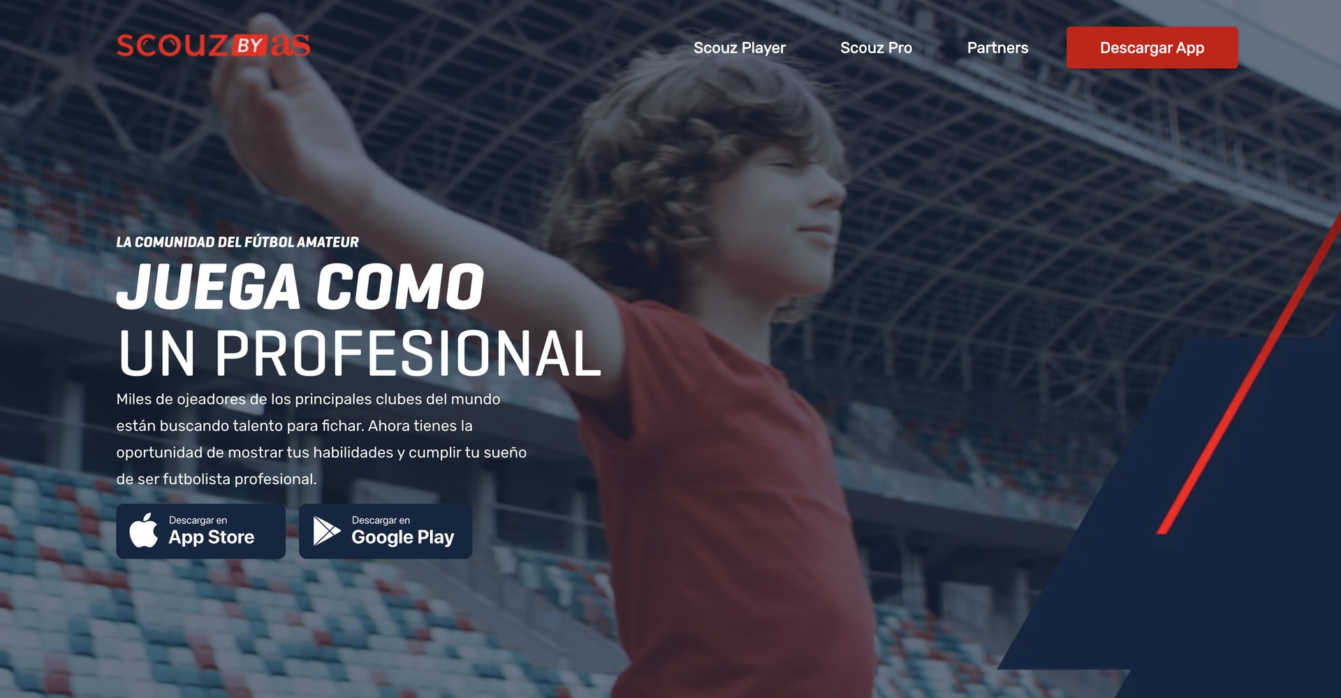 Hero principal de la web oficial de Scouz by AS mostrando a un joven futbolista con los brazos extendidos en un estadio vacío.