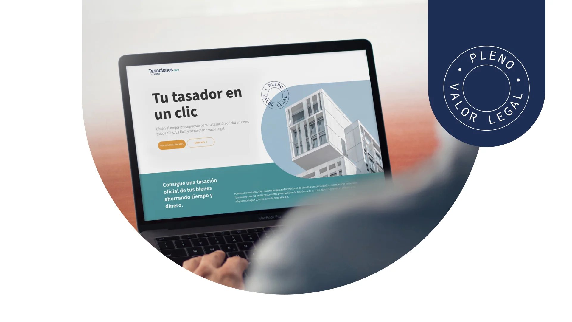 Hero principal de Tasaciones.com con una persona usando la aplicación oficial en su ordenador. A la derecha hay un badge que dice Pleno valor legal.