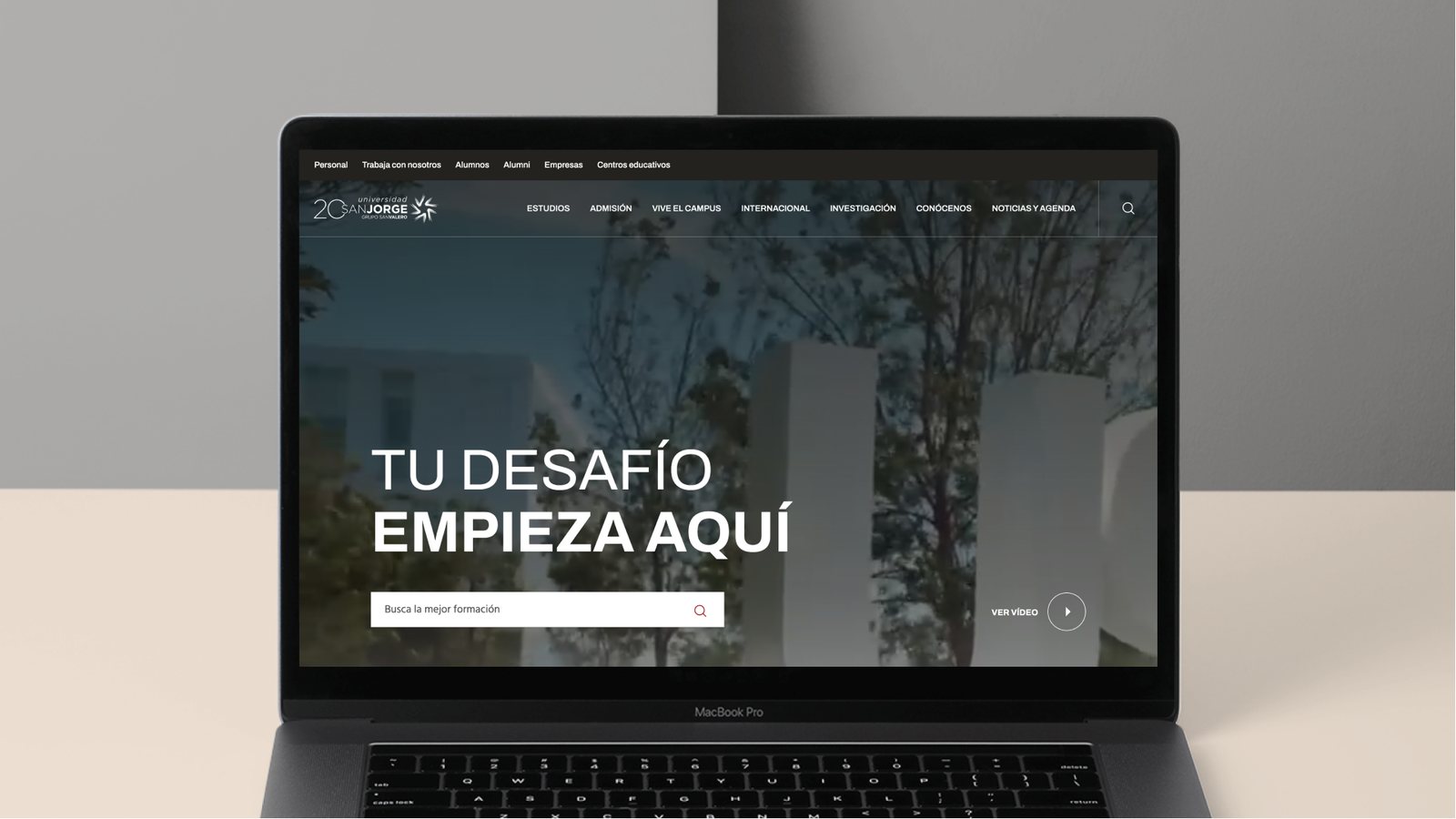 Web de la Universidad San Jorge en un MacBook: Tu desafío empieza aquí.